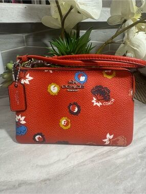 Like NEW Coach Red Floral Motif Pebbled Leather Wristlet Hang Tag - Gorgeous 🌺